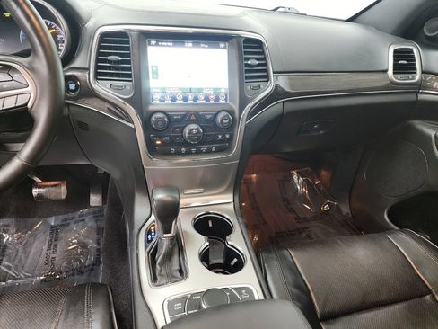 Used 2018 Jeep Grand Cherokee Overland AWD/4WD image 17