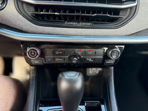 Used 2024 Jeep Compass Latitude AWD/4WD image 39