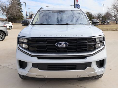 Used 2025 Ford Expedition Platinum image 2