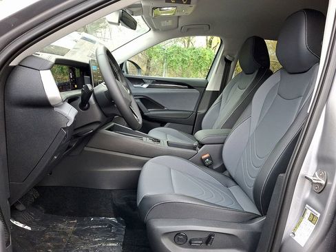 New 2026 Volkswagen Tiguan SE image 9