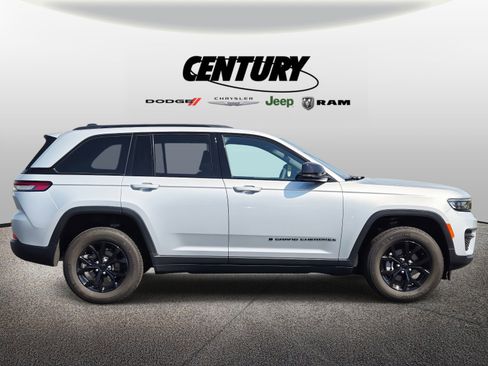 Used 2024 Jeep Grand Cherokee Altitude image 2