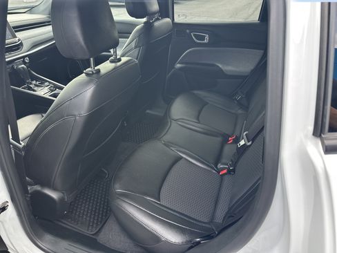 Used 2024 Jeep Compass Latitude w/ Sun and Sound Group AWD/4WD image 7