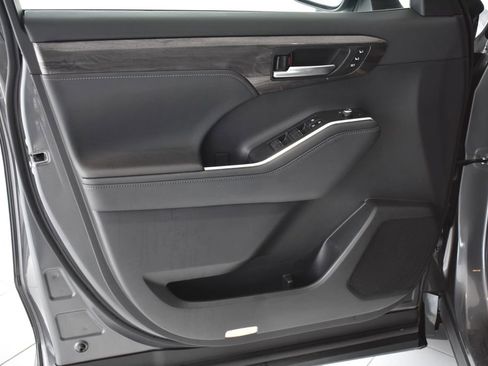 Used 2023 Toyota Highlander Platinum image 11
