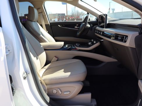 Used 2023 Lincoln Nautilus AWD w/ Premium Package image 12