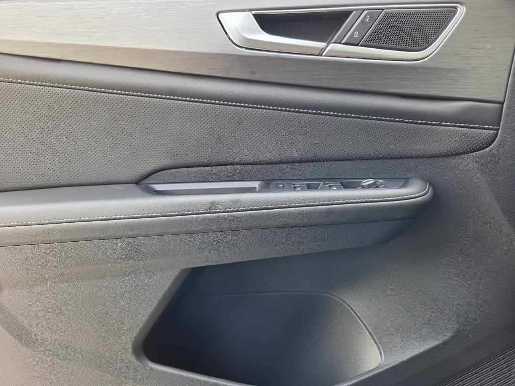 Used 2024 Volkswagen Atlas Cross Sport SE FWD image 19