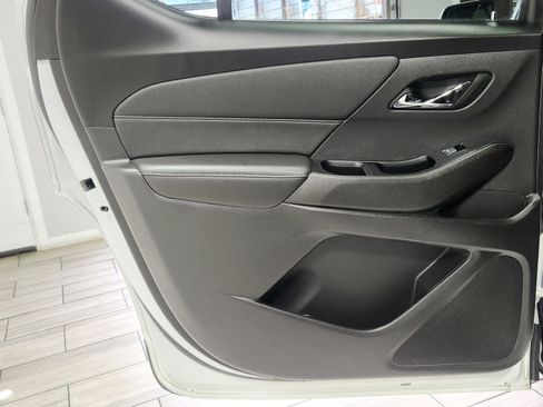 Used 2023 Chevrolet Traverse LT image 12