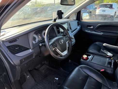 Used 2017 Toyota Sienna SE FWD image 13