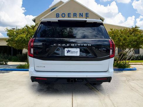 Used 2025 Ford Expedition Active AWD/4WD image 4