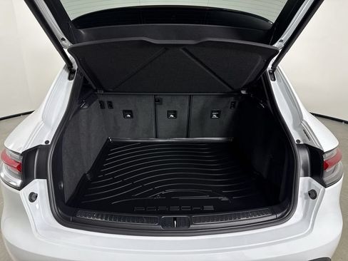 Certified 2024 Porsche Macan AWD/4WD image 21