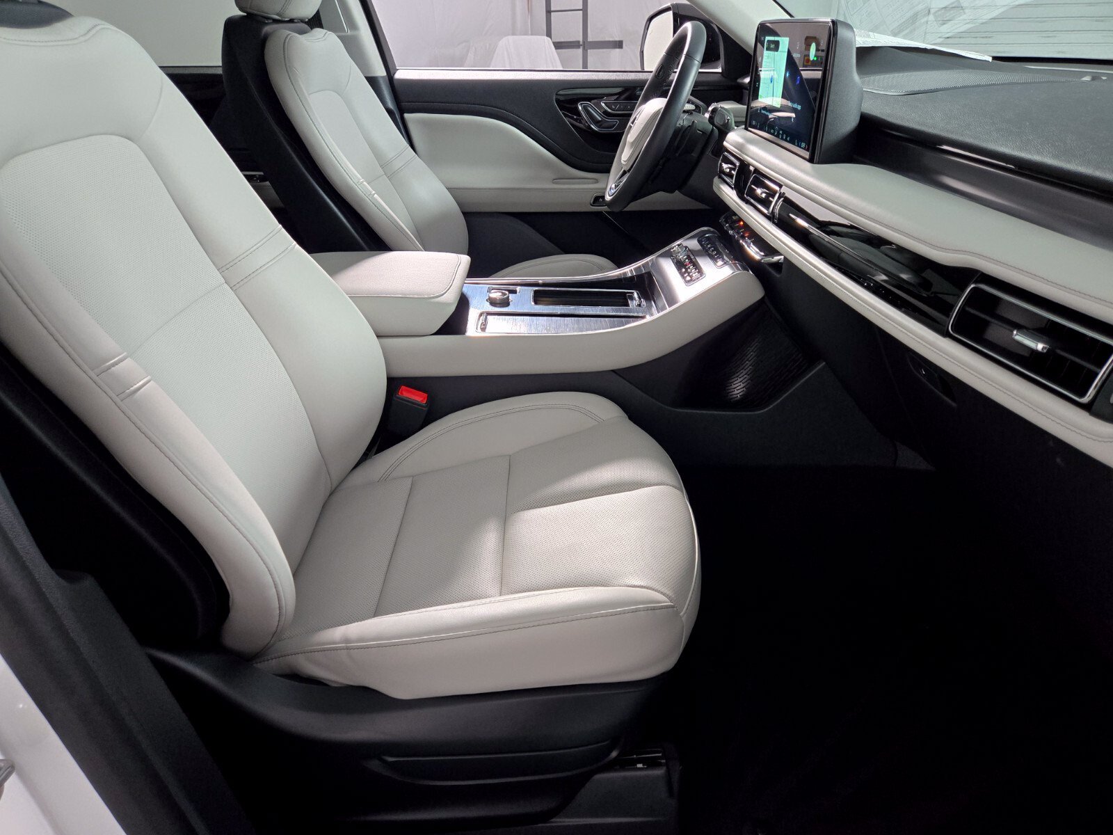 New 2026 Lincoln Aviator AWD w/ Jet Appearance Package image 21