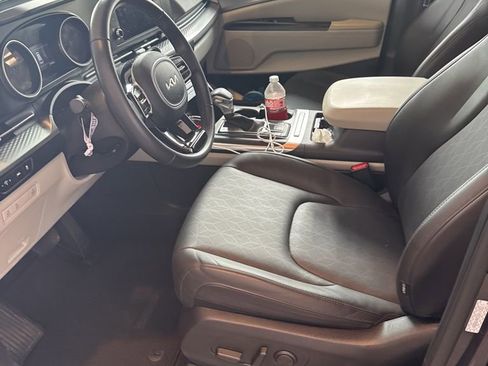 Used 2024 Kia Carnival LX image 3
