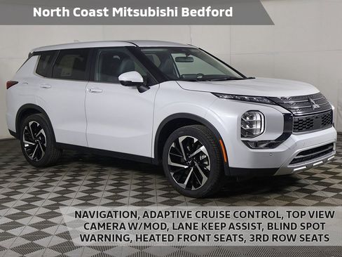 Used 2024 Mitsubishi Outlander SE image 1