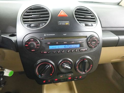 Used 2009 Volkswagen Beetle S image 15