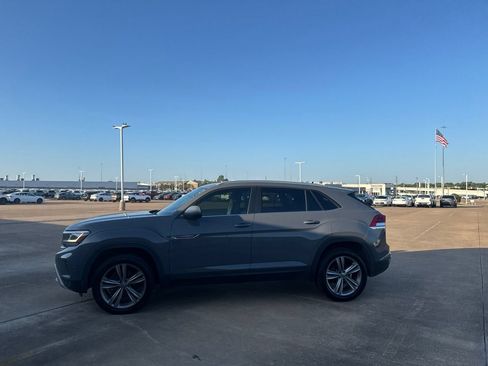 Used 2020 Volkswagen Atlas Cross Sport SE w/ Panoramic Sunroof Package FWD image 11