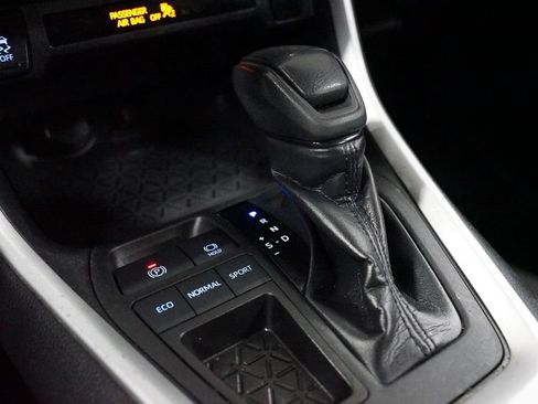 Used 2021 Toyota RAV4 LE FWD image 20