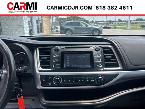 Used 2019 Toyota Highlander LE FWD image 21