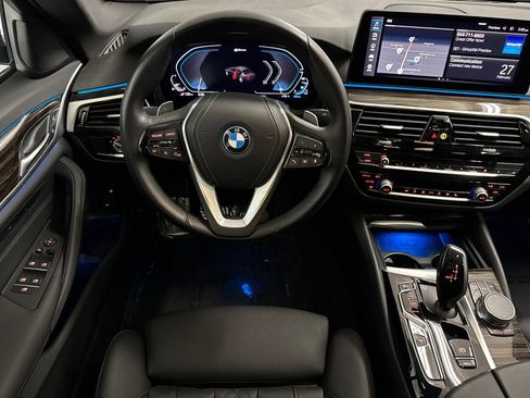 Used 2023 BMW 530e w/ Convenience Package image 28