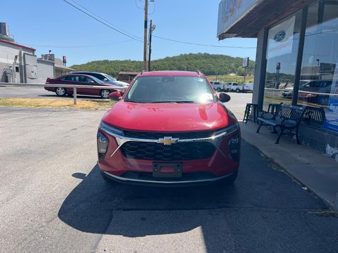 Used 2026 Chevrolet Trax LT FWD image 3
