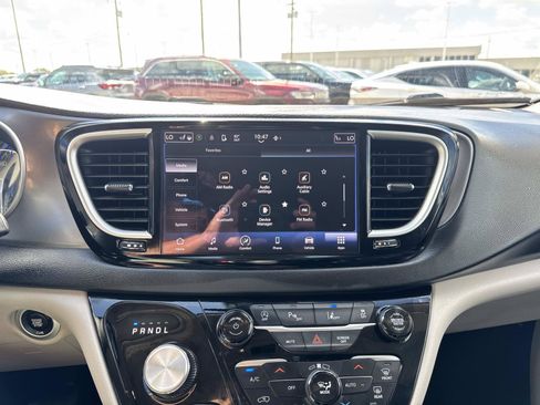 Used 2024 Chrysler Pacifica Touring-L FWD image 24