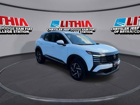 Used 2025 Nissan Kicks SV FWD image 2