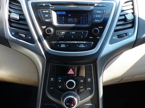 Used 2014 Hyundai Elantra SE image 11