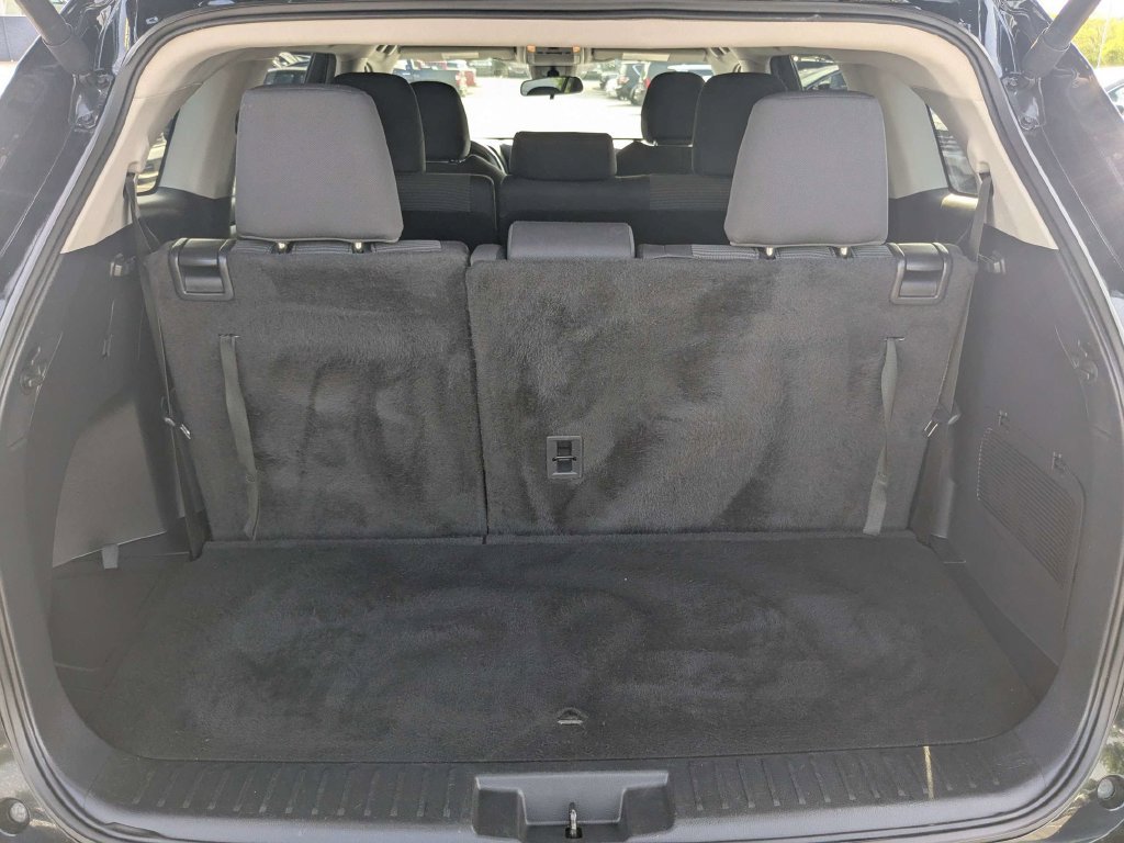 Used 2025 Toyota Highlander LE FWD image 7