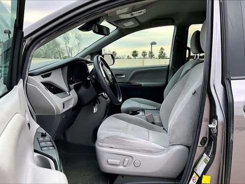 Used 2019 Toyota Sienna LE FWD image 5