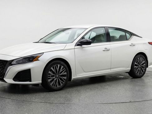 Used 2025 Nissan Altima 2.5 SV image 3