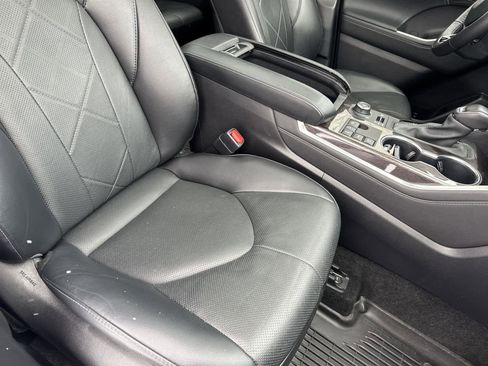Used 2024 Toyota Highlander Platinum image 17