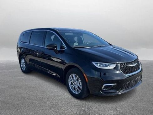 Used 2025 Chrysler Pacifica Select FWD image 5