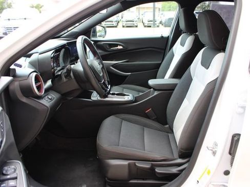 Used 2025 Chevrolet Trax RS w/ Driver Confidence Package FWD image 9