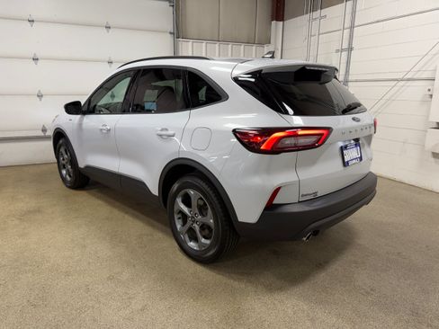 Certified 2025 Ford Escape ST-Line Select AWD/4WD image 9