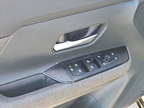 Certified 2025 Nissan Kicks SV FWD image 11