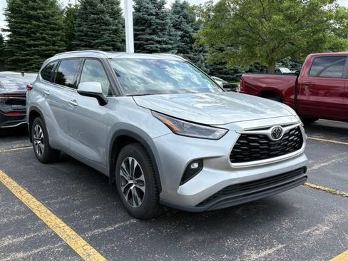 Used 2021 Toyota Highlander XLE AWD/4WD image 1