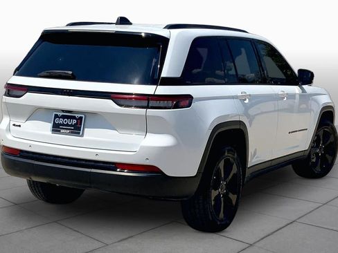 Used 2022 Jeep Grand Cherokee Altitude AWD/4WD image 21