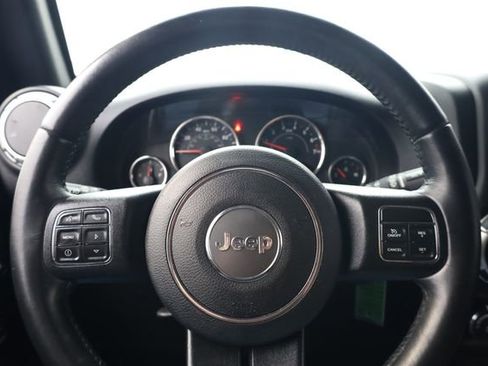 Used 2018 Jeep Wrangler Unlimited Rubicon w/ Connectivity Group image 16