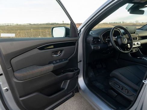 Used 2025 Honda Pilot Sport image 23