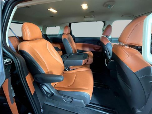 Used 2026 Kia Carnival EX FWD image 25