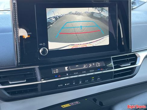 Certified 2025 Toyota Sienna LE FWD image 28