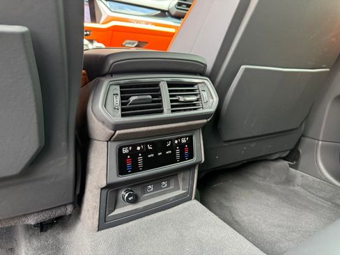 Used 2025 Lamborghini Urus Performante AWD/4WD image 25
