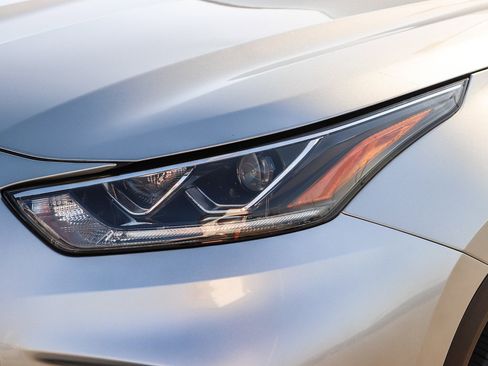 Certified 2020 Toyota Highlander Limited AWD/4WD image 10