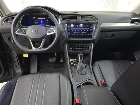 Used 2023 Volkswagen Tiguan SE w/ Panoramic Sunroof Package FWD image 7