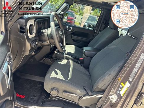 Used 2024 Jeep Wrangler Unlimited w/ Convenience Group AWD/4WD image 24