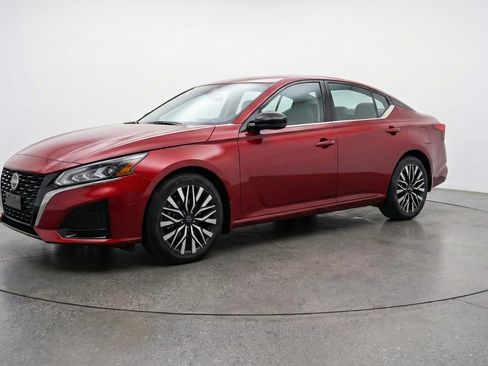 Used 2025 Nissan Altima 2.5 SV FWD image 3