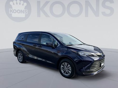 Used 2025 Toyota Sienna LE image 10