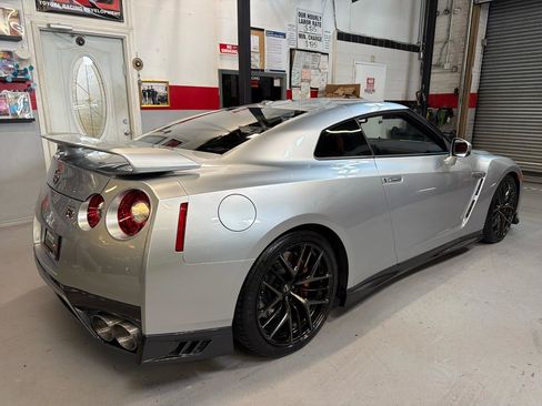 Used 2018 Nissan GT-R Premium w/ Premium Interior Package AWD/4WD image 5