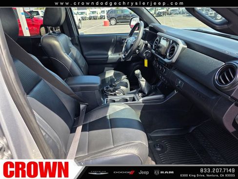 Used 2018 Toyota Tacoma TRD Sport w/ TRD Premium Sport Package AWD/4WD image 11