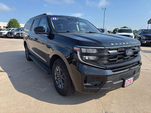 Used 2025 Ford Expedition Max Active AWD/4WD image 3