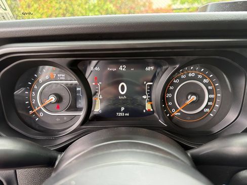 Used 2025 Jeep Gladiator Mojave w/ Convenience Group AWD/4WD image 19