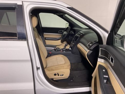 Used 2017 Ford Explorer XLT w/ Equipment Group 201A AWD/4WD image 35